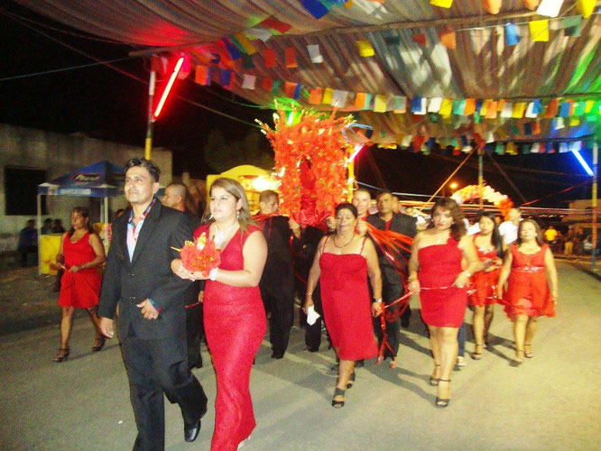 Ceremonia durante el velorio de la Santa Cruz en el sitio Los Corrales. Montecristi, Ecuador.