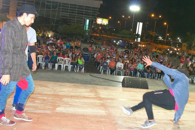Hip hop sobre el escenario de la Plaza Cívica Eloy Alfaro. Manta, Ecuador.