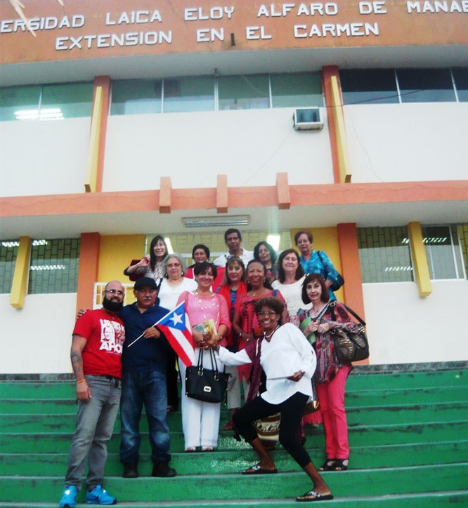 Intelectuales de Latinoamérica posan con la decana de la extensión de la Uleam. El Carmen, Ecuador.