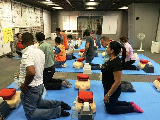 Técnicos de la Secretaría de Gestión de Riesgos, en una sesión de entrenamiento en Japón. Portoviejo, Ecuador.