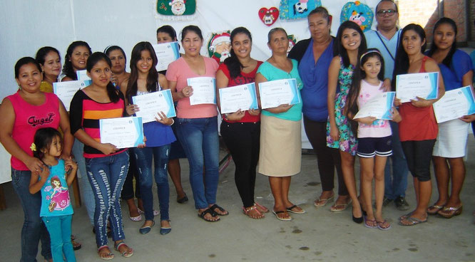 Mujeres del Barrio Nueve de Mayo reciben certificados de participación en curso de manualidades. Manta, Ecuador.