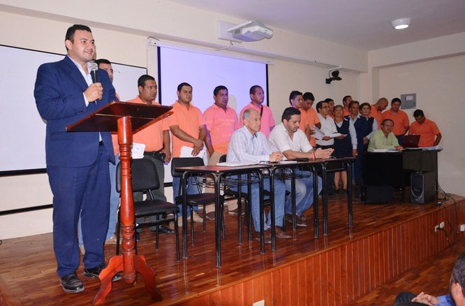 Directores y promotores del Plan Finca, ocupan la mesa de cabecera en la clausura del periodo 2015. Chone, Ecuador.
