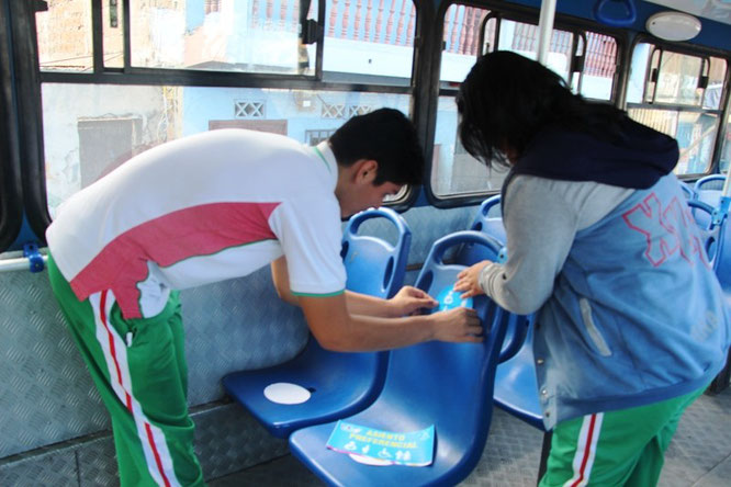 Señalizan los asientos de buses destinados a personas discapacitadas, mujeres embarazadas o con niños en brazos y adultos mayores. Manta, Ecuador.