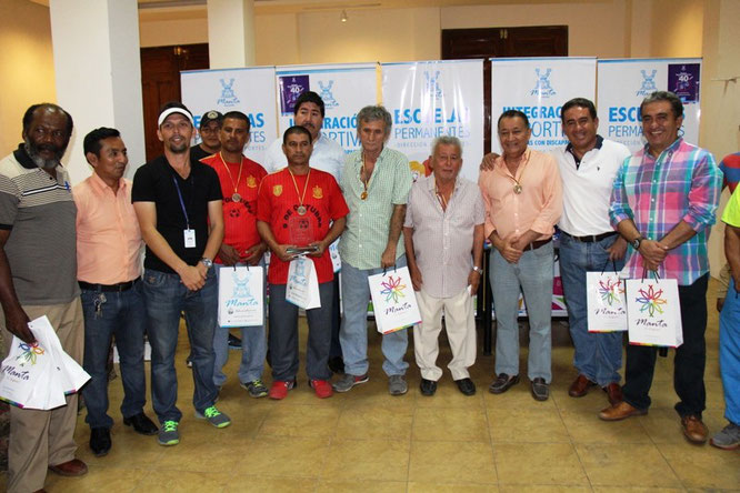 Jugadores de 40 que ganaron el primer campeonato de la especialidad disputado en el Museo Cancebí. Manta, Ecuador.