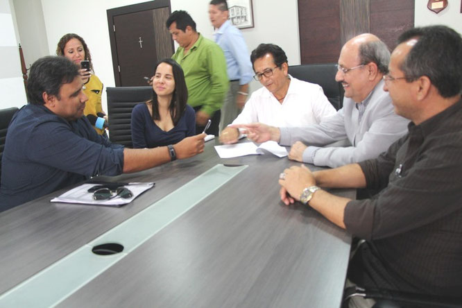 La Administración municipal local y la empresa privada Ciudad Rodrigo suscriben un contrato de obras viales financiadas por el Banco Mundial. Manta, Ecuador.