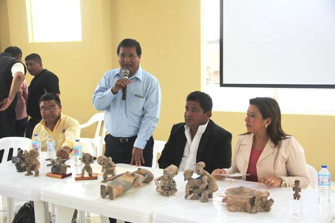 El alcalde Ricardo Quijije fu testigo de la firma del convenio entre el GAD parroquial de la Pila y el INPC-R4. Montecristi, Ecuador.  