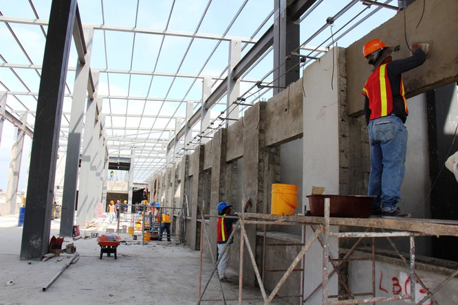 Trabajando en los acabados interiores de una parte del nuevo terminal terrestre. Manta, Ecuador.