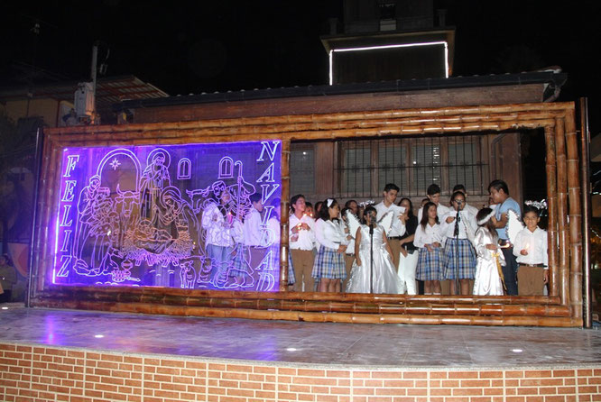 Recreación luminotécnica del nacimiento de Jesús y actuación de un coro y niños vestidos de ángeles. Calceta, Ecuador.