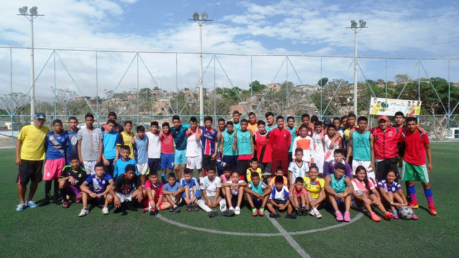 Niños y jóvenes futbolistas que entrenan cada día, de lunes a viernes y de 08h00 a 10h00. Manta, Ecuador.