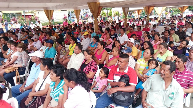 Panorámica de los campesinos que concurrieron a recibir la escritura de su propiedad agrícola de parte del Gobierno nacional. Santa Ana, Ecuador.