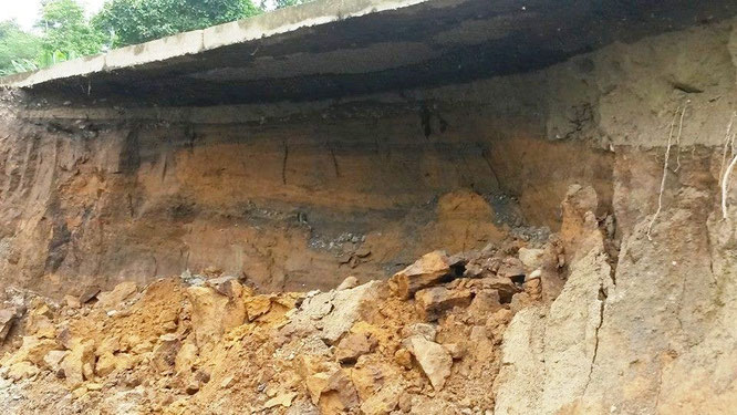 Un tramo de la base de la vía Flavio Alfaro - Chone fue socavada por el agua de lluvias, poniendo en serio riesgo la funcionalidad de la capa de rodadura. Manabí, Ecuador.