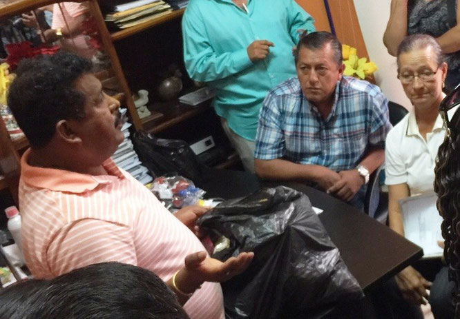 Concejal Lenin Pilay (izq.) entrega paquetes con juguetes para niños de barrios pobres. Manta, Ecuador.