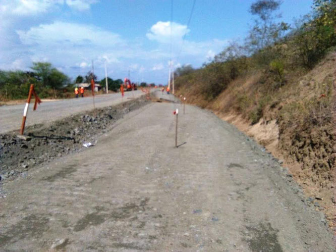Estado actual de la carretera Bahía de Caráquez - Chone, en construcción. Manabí, Ecuador.