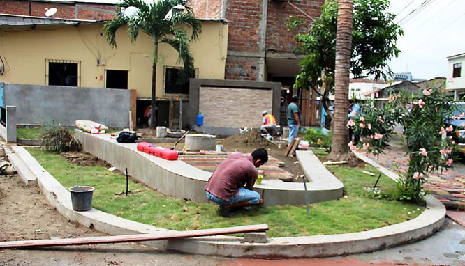 Parque Chile en remodelación con "acupuntura urbana". Portoviejo, Ecuador.