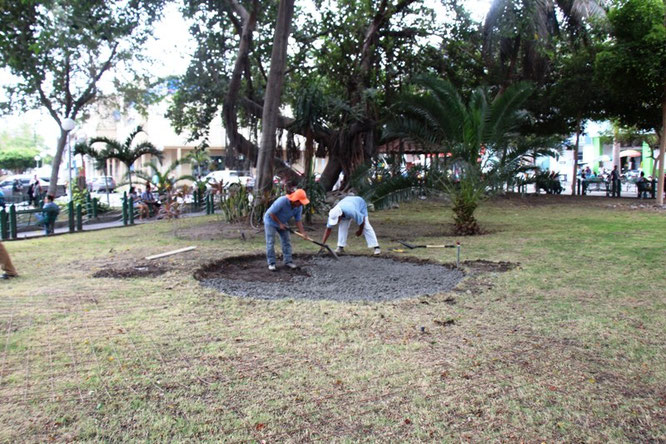 Alberca en construcción para uso de las iguanas que viven en el parque central. Manta, Ecuador.