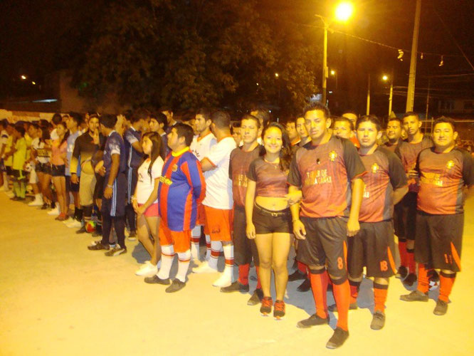 Equipos y madrinas de un campeonato de indor fútbol en Colorado. Montecristi, Ecuador.