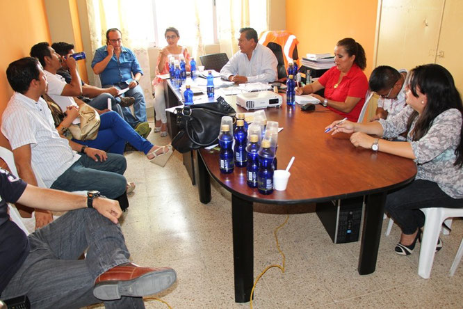 Funcionarios municipales de cuatro cantones de Manabí coordinan la seguridad del triatlón internacional Iroman. Manta, Ecuador.