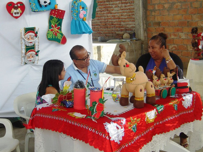 Manualidades de cursillistas que participaron en curso municipal de capacitación. Manta, Ecuador.