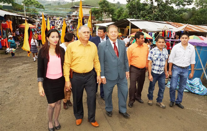 Autoridades locales encabezan el desfile cívico por el aniversario 27 de la Parroquia Chibunga. Chone, Ecuador.