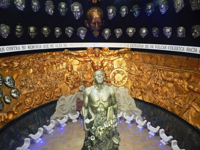 Interior del mausoleo memorial de Eloy Alfaro en el centro cívico que lleva su nombre. Montecristi, Ecuador.