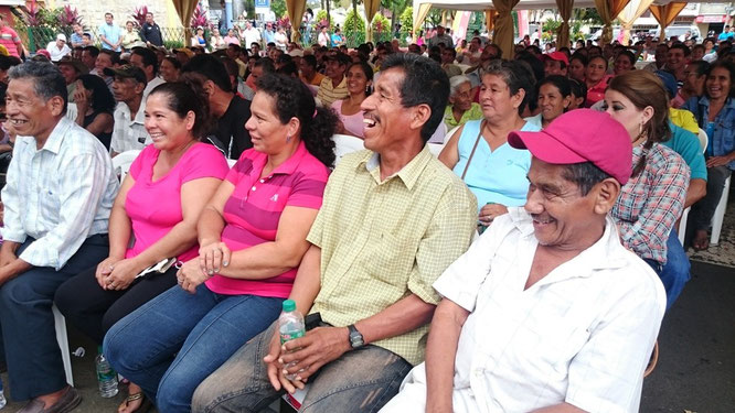 Finqueros celebran que el Gobierno nacional haya legalizado la propiedad de la tierra que cultivan. Santa Ana, Ecuador.