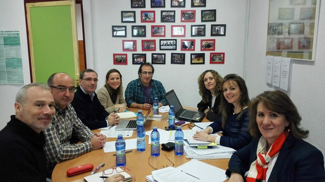Docentes del centro durante una reunión preparatoria del proyecto