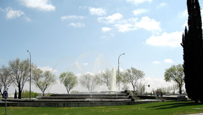 Plaza de Alosno con una gran fuente en su parte central