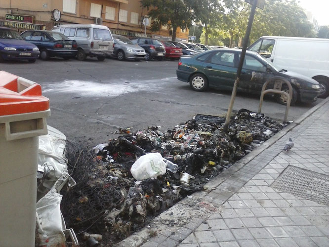 Uno de los contenedores quemados en la calle San Ciriaco (todovicalvaro.es)