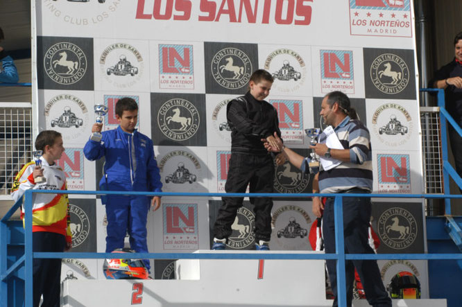 Iván recibiendo el trofeo (Imagen: ivanmachadoperez.es)