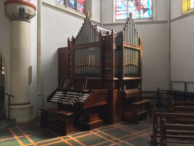 Zentralspieltisch vor der Walker-Chororgel