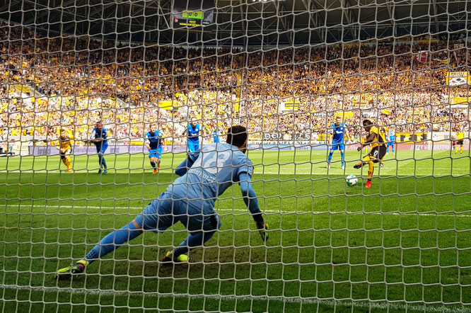 Kronholm hält den Elfmeter von Dresdens Moussa Koneh in der 4. Spielminute. Fotos: Patrick Nawe