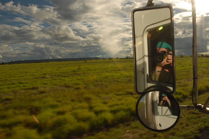 Hitchhiking in a truck through the Aussie land.