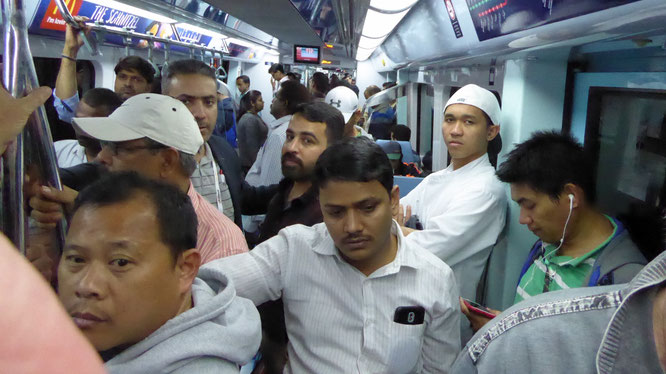 Bild: Überfüllte Metro in Dubai