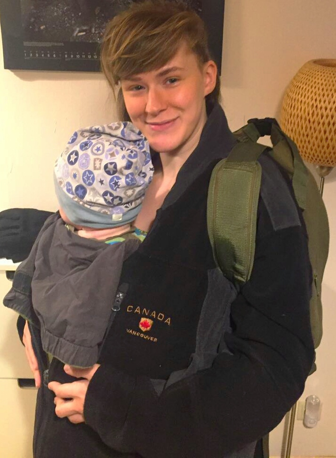 Mama-Bloggerin Jana von Patschehand.de mit ihrem Sohn im neu gekauften "Bondolino" von "Hoppediz".