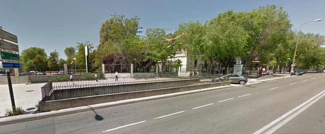 Una de las entradas cerradas al aparcamiento (Google Street View)