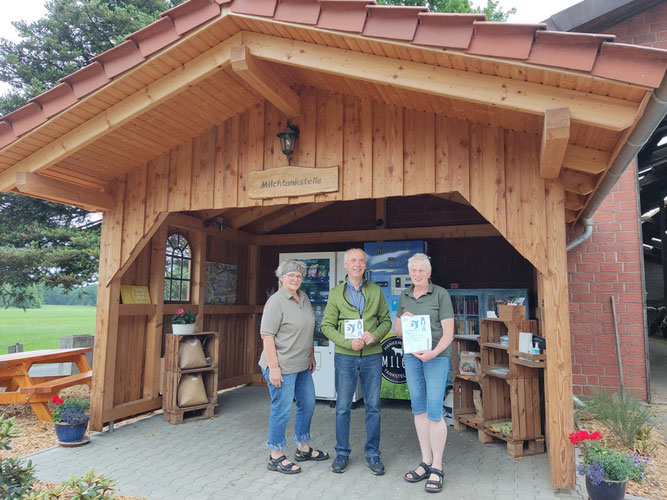 Foto: Ingrid Häusler und Klaus Thiele vom NABU Heidekreis mit Doris Hankemeyer (rechts) vor der Milchtankstelle