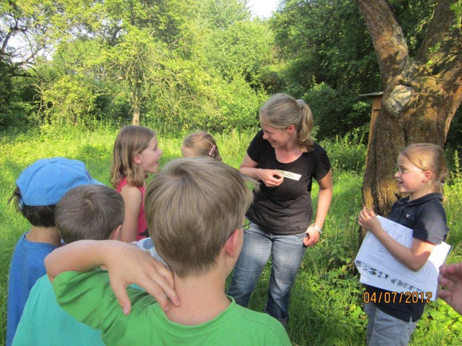 Ellen Görtz spielt mit den Kindern der neu gegründeten NAJU-Gruppe in Wolfenbüttel ein Spiel zum Abschluss des zweiten gemeinsamen Treffens im Bund Garten.