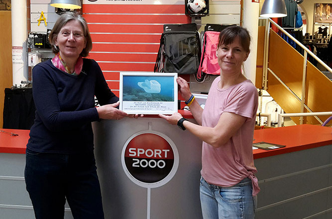 Cornelia Schilling vom NABU und Nadja Frick von Sport 2000 in Wolfenbüttel.