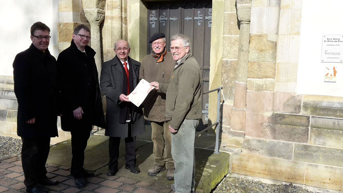 Jürgen Selke-Witzel, Roland Herrmann, Bruno Polzin, Klaus-Dieter Bartels und Rolf Reichelt bei der Übergabe der Urkunde des NABU "Lebensraum Kirchturm" vor der Kirche St. Peter und Paul in Heiningen.