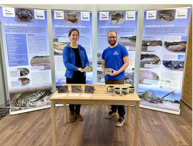 Das Projektteam mit Marieke Neßmann (l.) und Valentin Dienst (r.) vor der projekteigenen Ausstellung. Foto: ÖNSA/Dennis Burchardt