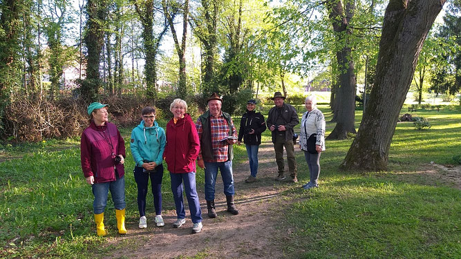 Vogelstimmenwandergruppe auf dem Plauer Friedhof | Foto: Dörthe Kemper 2026, Plau am See