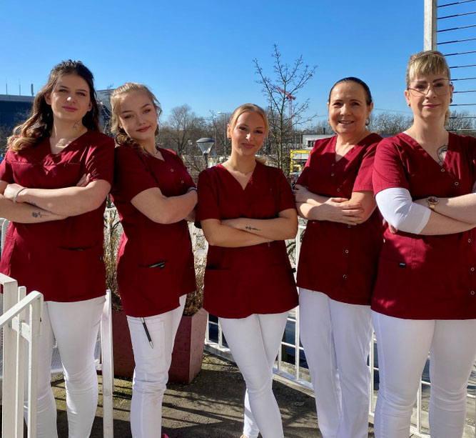 Team von der Zahnarztpraxis am Eastgate in Berlin Marzahn (von Dr. Britta Moosreiner und Dr. Viktoria Ansorg) mit ihren Zahnarzthelferinnen 