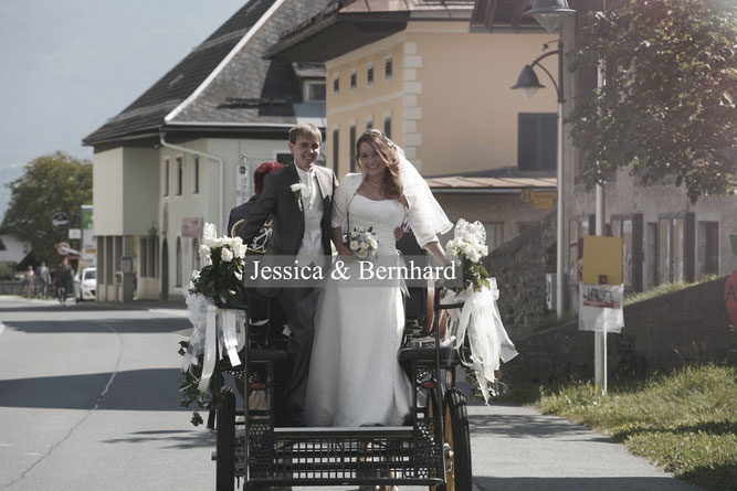 Glückliches Brautpaar, fotografiert von dem leidenschaftlichen Hochzeitsfotograf Nikolaus Neureiter aus Kärnten Steiermark Wien