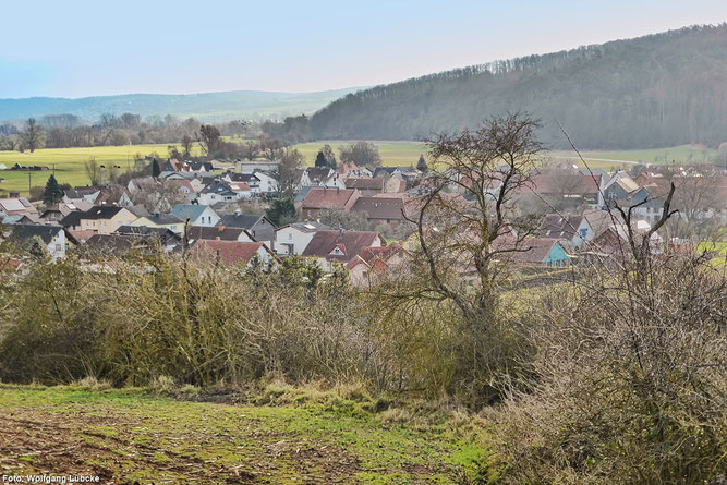 Anraff - Blick vom Giflitzer Berg aus, vorn das in den letzten Jahren entstandene Neubaugebiet (Foto: Wolfgang Lübcke)