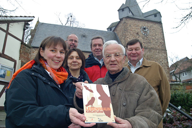 Übergabe der Plakette durch Wolfgang Lübcke (vorn rechts) an Pfarrerin Kerstin Palisaar und den Bergheimer Kirchenvorstand