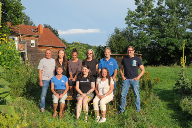 Die VorstandsmitgliederInnen: Weigand, Gaby, Romina, Gisela, Dietmar, André.  Vorne: Brigitte, Katrin, Angelika.