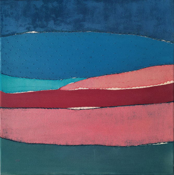 Œuvre abstraite textile représentant un paysage stylisé et simplifié en couches de tissus colorés, des collants féminins. Settimia Taroux compose un horizon entre lac, montagne et ciel avec des textures cousues et des associations de matière puissantes. 