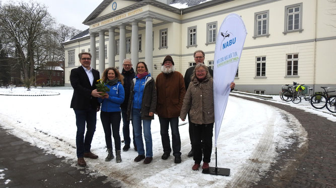 Schlüsselübergabe für die neuen Räumlichkeiten der Ökologischen NABU-Station Oldenburger Land (ÖNSOL/C. Heinecke): Oldenburgs Oberbürgermeister Jürgen Krogmann überreicht Nicole Feige, Co- Leiterin der NABU-Station, symbolhaft eine Schlüsselblume. 