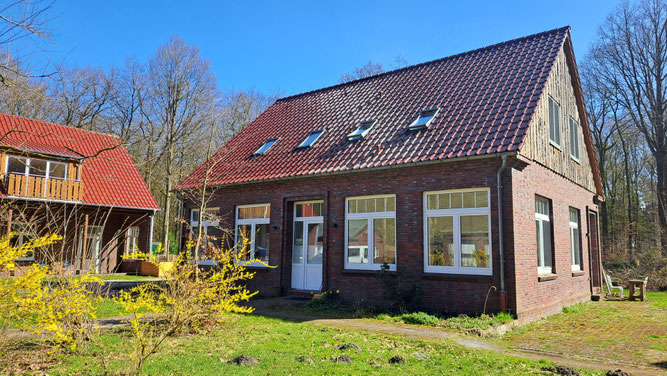 Unsere Station befindet sich auf dem Gelände des Naturschutzhof Wittmunder Wald e.V. (https://wittmunder-wald.de/naturschutzhof)