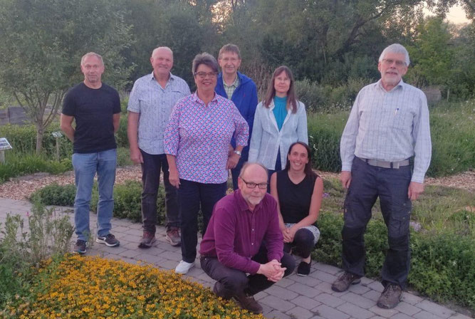 Gruppenfoto mit Vorstandsmitgliedern mit Naturerlebnisfläche Auenland im Hintergrund